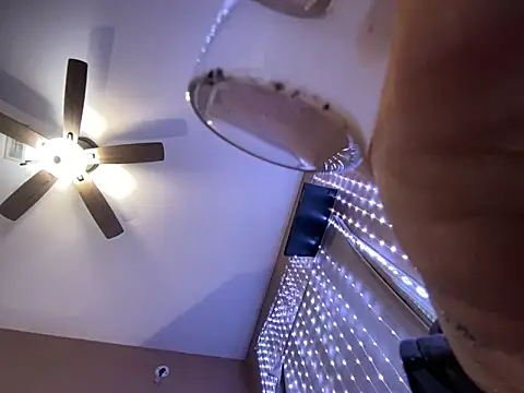 Snapshot of Highfrog1 chatting on October 12, 9:31 pm Highfrog1 online show from October 12, 9:31 pm