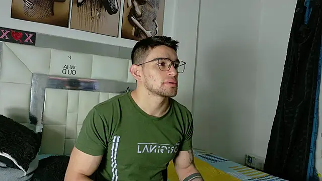 Snapshot of Sexy_Alejandro_ chatting on February 13, 11:17 am Sexy Alejandro online show from February 13, 11:17 am
