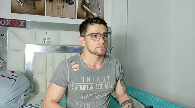 Snapshot of Sexy_Alejandro_ chatting on December 18, 1:15 am Sexy Alejandro online show from December 18, 1:15 am