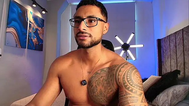 LiamGarcia1 online show from May 16, 3:21 pm