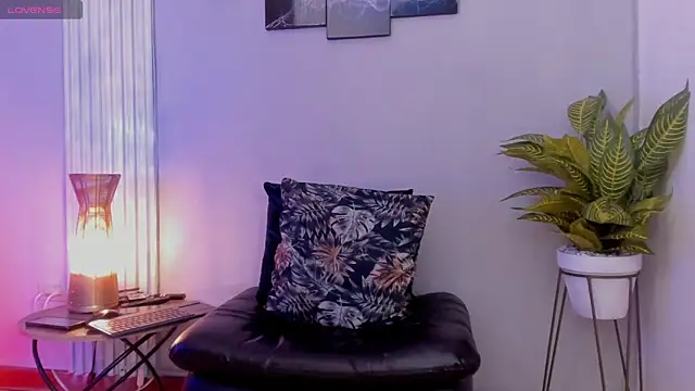 Snapshot of thomas_eliotts chatting on December 18, 7:41 pm thomas eliotts online show from December 18, 7:41 pm