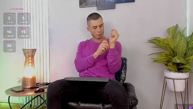 Snapshot of thomas_eliotts chatting on December 6, 8:07 pm thomas eliotts online show from December 6, 8:07 pm