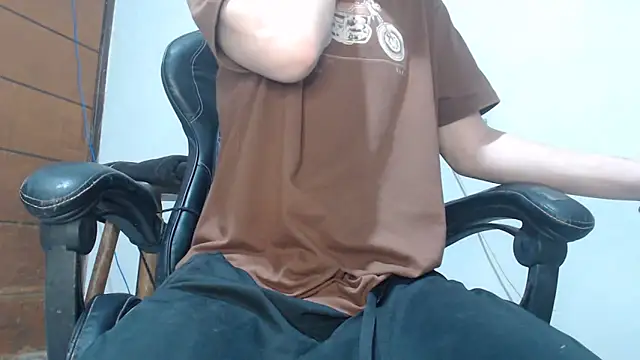 Snapshot of julien_xv chatting on October 19, 6:07 am julien xv online show from October 19, 6:07 am