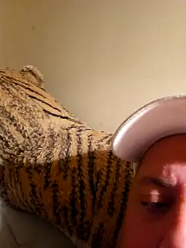 HeteroHotGuy1 online show from November 6, 9:40 pm