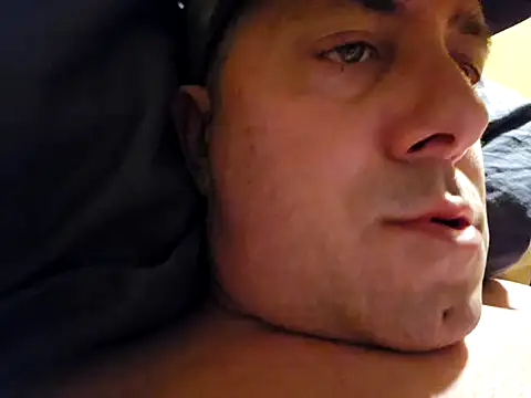 HeteroHotGuy1 online show from December 9, 10:05 pm