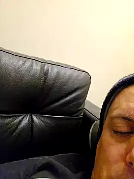 HeteroHotGuy1 online show from December 13, 2:10 am