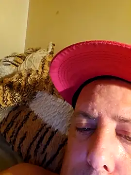 HeteroHotGuy1 online show from October 21, 9:28 pm