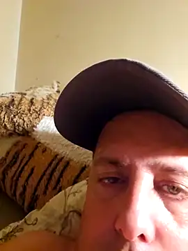HeteroHotGuy1 online show from September 24, 7:01 pm