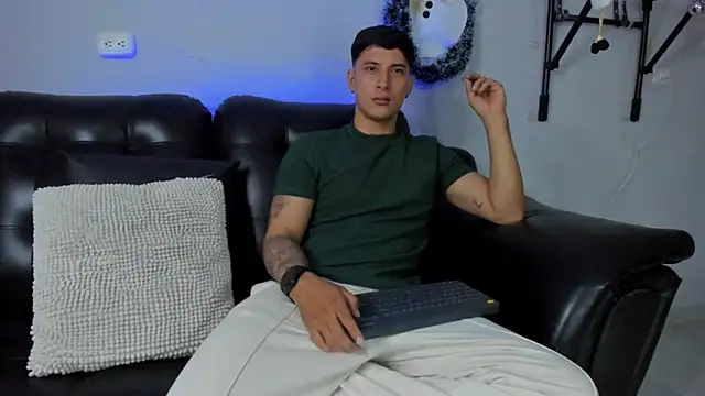 Snapshot of Damian23__ chatting on December 21, 3:58 am Damian23 online show from December 21, 3:58 am