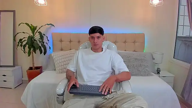 Snapshot of Damian23__ chatting on January 15, 12:25 pm Damian23 online show from January 15, 12:25 pm