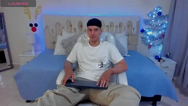 Snapshot of Damian23__ chatting on December 9, 1:15 pm Damian23 online show from December 9, 1:15 pm