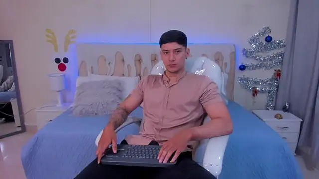 Snapshot of Damian23__ chatting on December 11, 12:27 pm Damian23 online show from December 11, 12:27 pm