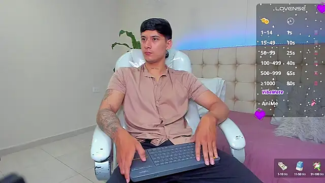 Snapshot of Damian23__ chatting on January 31, 12:29 pm Damian23 online show from January 31, 12:29 pm