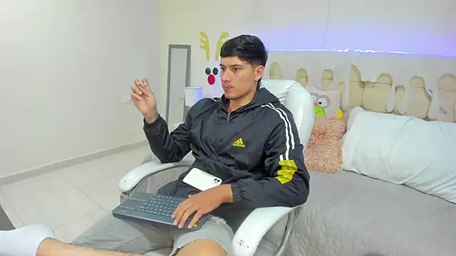 Snapshot of Damian23__ chatting on January 7, 12:27 pm Damian23 online show from January 7, 12:27 pm