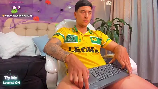 Snapshot of Damian23__ chatting on October 3, 10:20 am Damian23 online show from October 3, 10:20 am