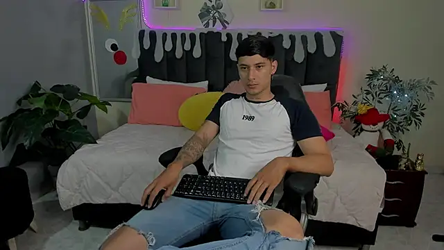 Snapshot of Damian23__ chatting on December 30, 12:20 pm Damian23 online show from December 30, 12:20 pm