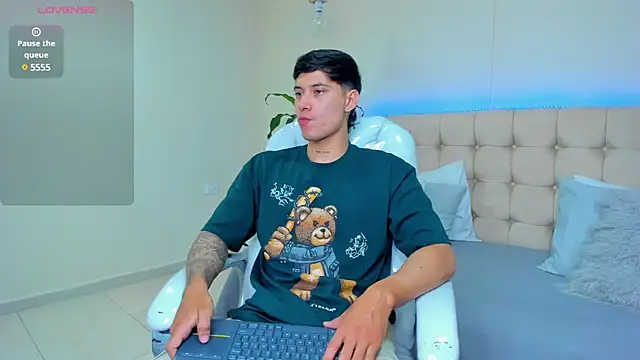 Snapshot of Damian23__ chatting on February 12, 1:48 pm Damian23 online show from February 12, 1:48 pm