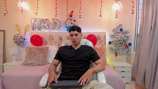 Snapshot of Damian23__ chatting on December 24, 12:33 pm Damian23 online show from December 24, 12:33 pm