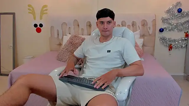 Snapshot of Damian23__ chatting on December 23, 12:41 pm Damian23 online show from December 23, 12:41 pm
