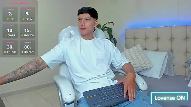 Snapshot of Damian23__ chatting on February 2, 1:08 pm Damian23 online show from February 2, 1:08 pm