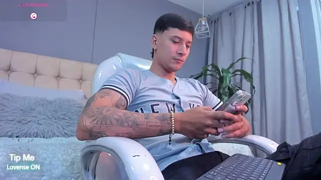 Snapshot of Damian23__ chatting on September 20, 11:32 am Damian23 online show from September 20, 11:32 am