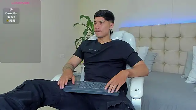 Snapshot of Damian23__ chatting on February 4, 12:33 pm Damian23 online show from February 4, 12:33 pm