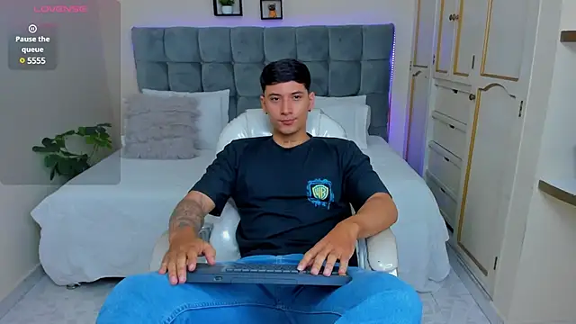 Snapshot of Damian23__ chatting on March 14, 12:40 pm Damian23 online show from March 14, 12:40 pm