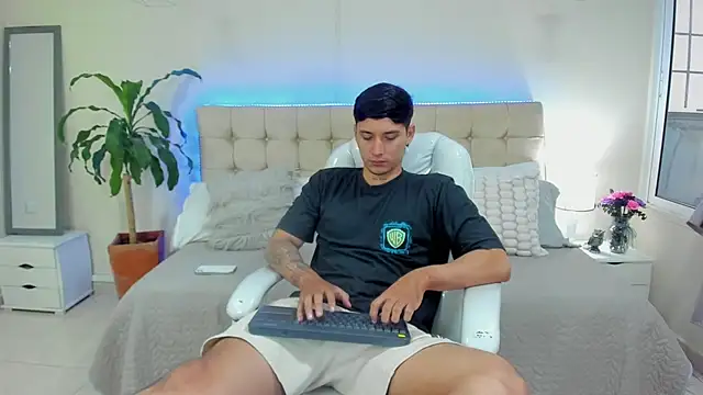 Snapshot of Damian23__ chatting on January 11, 12:29 pm Damian23 online show from January 11, 12:29 pm