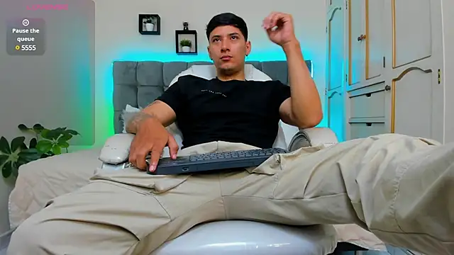 Snapshot of Damian23__ chatting on March 20, 12:32 pm Damian23 online show from March 20, 12:32 pm