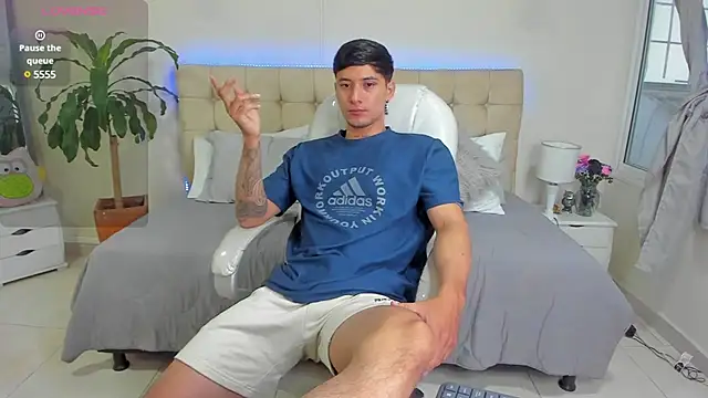 Snapshot of Damian23__ chatting on February 19, 12:55 pm Damian23 online show from February 19, 12:55 pm