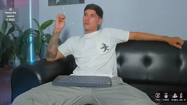 Snapshot of Damian23__ chatting on February 8, 3:30 am Damian23 online show from February 8, 3:30 am