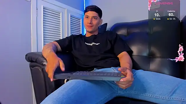 Snapshot of Damian23__ chatting on March 21, 12:39 pm Damian23 online show from March 21, 12:39 pm
