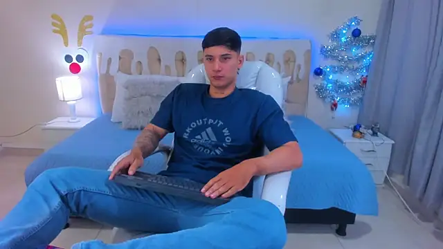 Snapshot of Damian23__ chatting on December 6, 1:55 pm Damian23 online show from December 6, 1:55 pm