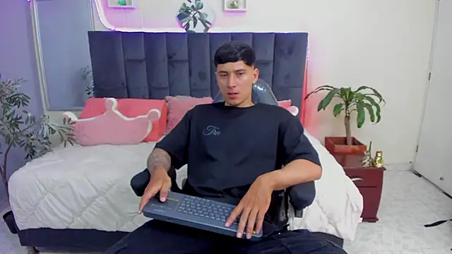 Snapshot of Damian23__ chatting on January 12, 3:57 pm Damian23 online show from January 12, 3:57 pm