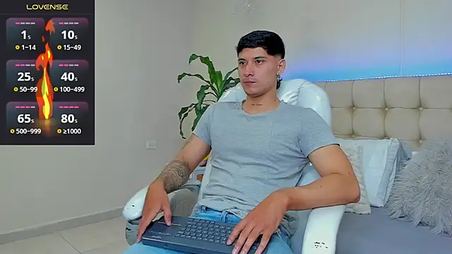 Snapshot of Damian23__ chatting on February 1, 12:58 pm Damian23 online show from February 1, 12:58 pm
