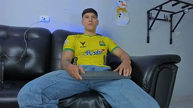 Snapshot of Damian23__ chatting on December 13, 9:36 am Damian23 online show from December 13, 9:36 am
