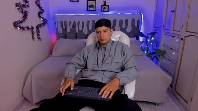 Snapshot of Damian23__ chatting on December 15, 12:28 pm Damian23 online show from December 15, 12:28 pm