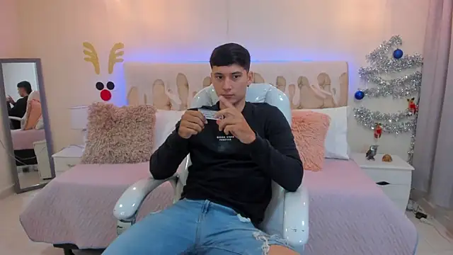 Snapshot of Damian23__ chatting on December 17, 12:33 pm Damian23 online show from December 17, 12:33 pm