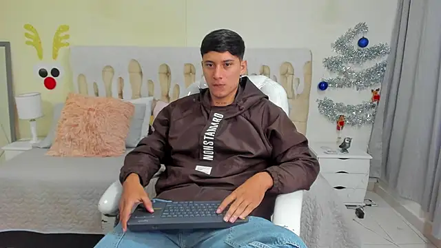 Snapshot of Damian23__ chatting on January 2, 12:57 pm Damian23 online show from January 2, 12:57 pm