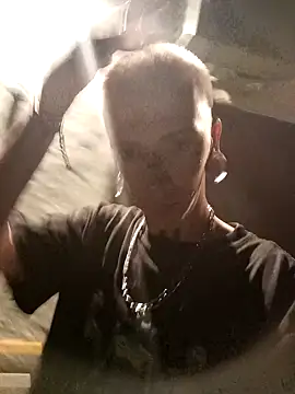 Snapshot of Seebohm1111 chatting on January 18, 1:12 am Seebohm1111 online show from January 18, 1:12 am