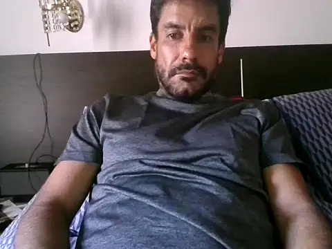 elkike1980 online show from May 18, 9:30 pm