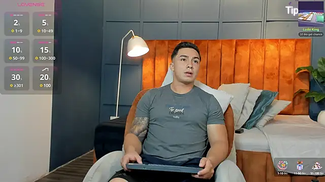 Snapshot of Ryan_Hunt chatting on January 28, 12:11 pm Ryan Hunt online show from January 28, 12:11 pm