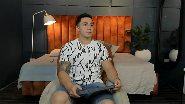 Snapshot of Ryan_Hunt chatting on January 30, 12:59 pm Ryan Hunt online show from January 30, 12:59 pm