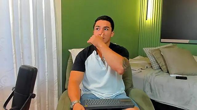 Snapshot of Ryan_Hunt chatting on January 14, 12:03 pm Ryan Hunt online show from January 14, 12:03 pm
