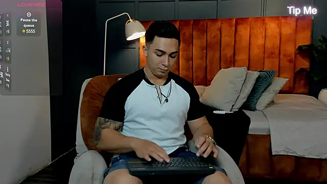 Snapshot of Ryan_Hunt chatting on January 29, 12:56 pm Ryan Hunt online show from January 29, 12:56 pm