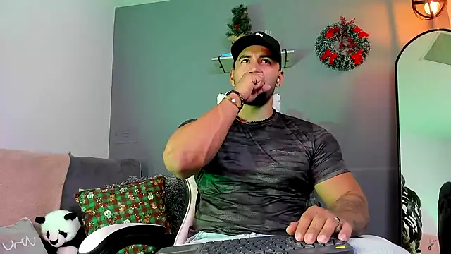 Snapshot of jaxon_colton chatting on December 13, 4:11 am jaxon colton online show from December 13, 4:11 am