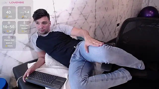 Snapshot of Edward_max chatting on October 20, 4:38 am Edward max online show from October 20, 4:38 am