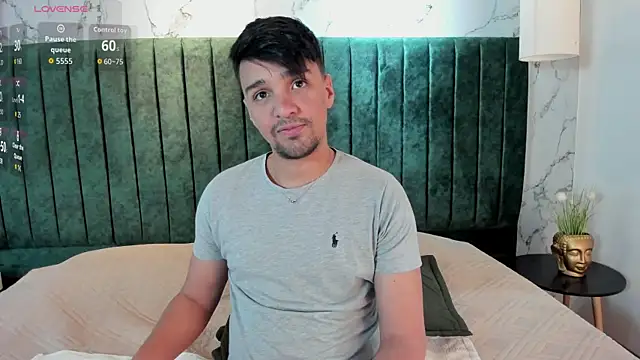 Snapshot of Edward_max chatting on October 21, 4:48 am Edward max online show from October 21, 4:48 am