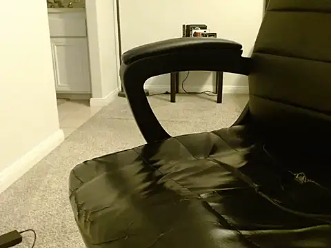 Snapshot of GirthBullger4You chatting on October 4, 7:24 am GirthBullger4You online show from October 4, 7:24 am