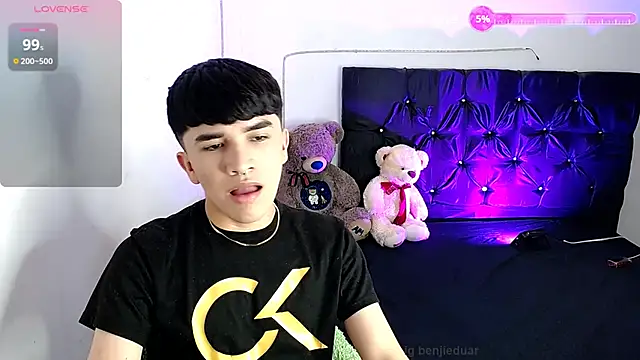 Snapshot of benji_hoter chatting on October 1, 10:35 pm benji hoter online show from October 1, 10:35 pm
